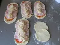 Jemně potřeme rajčatovým protlakem, položíme...