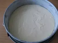 2/3 těsta nalijeme do formy vymazané máslem a...