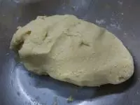 Vypracujeme těsto a vložíme ho na půl hodinu...