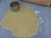 Těsto rozválíme na pomoučeném vále na...