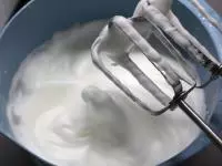 Nakonec vyšleháme z vaječných bílků tuhý...