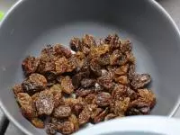 Rozinky promyjeme ve vodě....