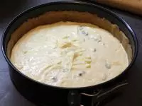 Do formy vlijeme tvarohovou náplň....