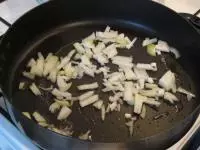Cibuli očistíme, pokrájíme najemno a osmahneme...