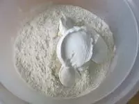 Do mísy nasypeme mouku, přidáme smetanu a sůl....