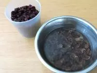 Rozinky a brusinky opláchneme a necháme odstát...