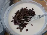 Vmícháme rozinky a brusinky....