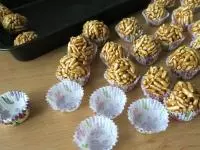 Potom přendáme do papírových košíčků a...