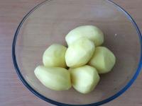 Brambory oloupeme a umyjeme....