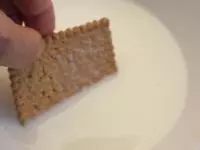 Sušenku lehce namočíme do mléka a...