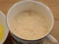 V teplém mléce rozmícháme mouku a droždí s...