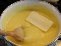 ... který přilijeme do vroucího mléka....