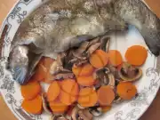 Pstruh na cibulce s mrkví a žampiony