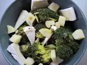 Brokolicovo- sýrový salát