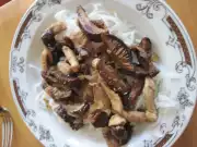 Rýžové nudle s vepřovým masem a houbami šiitake