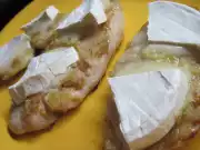 Kuřecí prsa se sýrem s bílou plísní