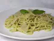 Špagety s bazalkovým pestem
