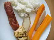 Drůbeží špíz s mrkví a hruškami v parním hrnci