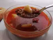 Čočková polévka s opečenými párky 