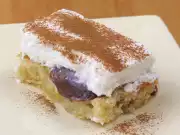 Tvarohový zákusek s broskvemi a sněhem