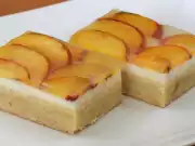 Pudinkový řez s nektarinkami