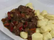 Hovězí kýta na kořenové zelenině