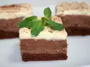 Nugátový zákusek se šlehačkou