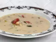 Fazolová polévka s rajčaty a masem