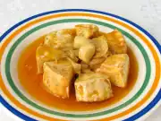 Nakládaný Camembert s česnekem a cibulí