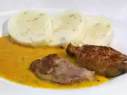 Maso s mrkvovo-petrželovou omáčkou
