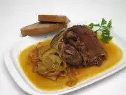Pikantní vepřové koleno na pivu