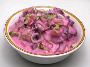 Okurkový salát s červenou řepou v jogurtu