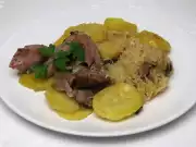Pečené krůtí na kysaném zelí s bramborami