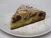 Medovo-jablečný koláč s višněmi