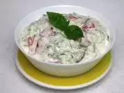Okurkovo-rajčatový salát se smetanou