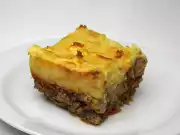 Hovězí mleté maso se bramborovo-sýrovou kaší