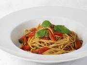 Špagety s čerstvými rajčaty a bazalkou